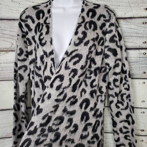 Harvé Benard Women’s Black White Leopard Print Long Cardigan Sweater Size Large - Picture 3 of 8